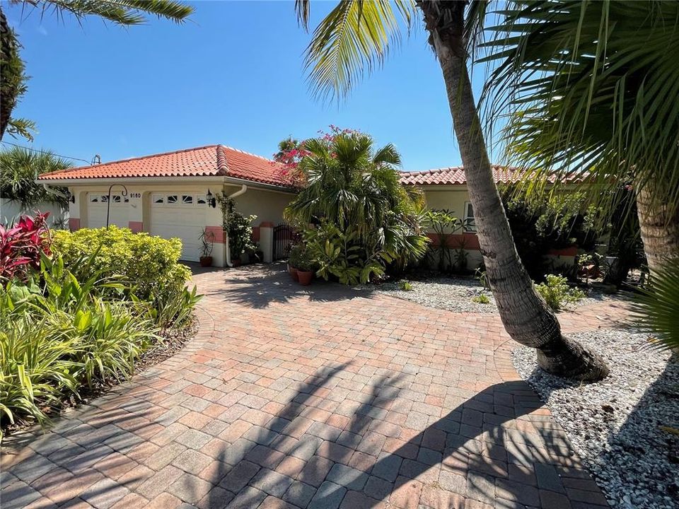 Recently Sold: $1,300,000 (3 beds, 3 baths, 2325 Square Feet)