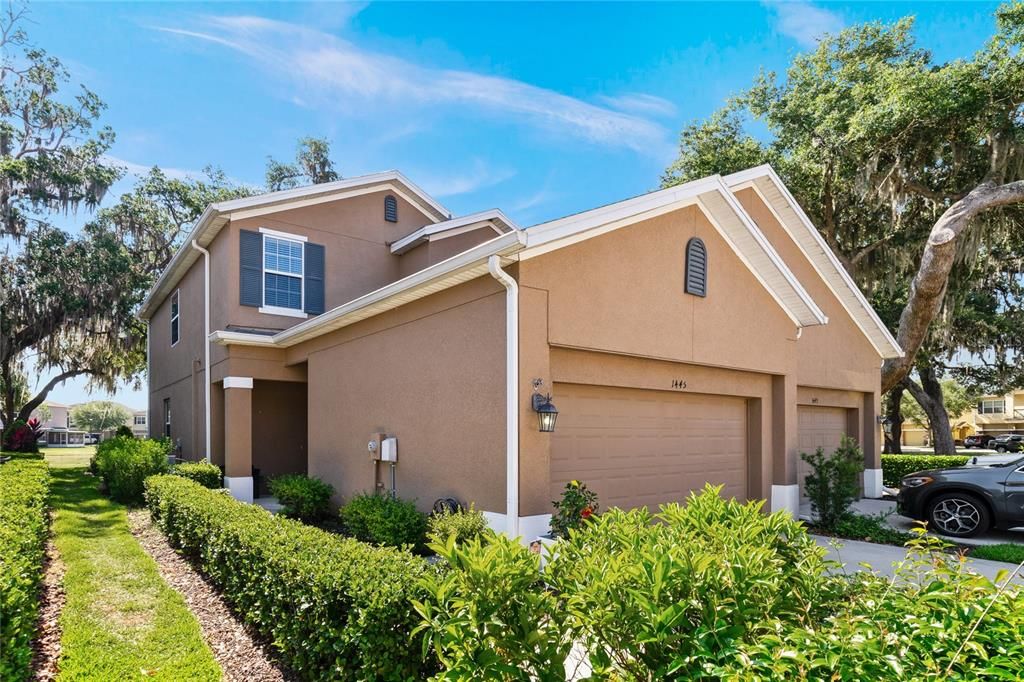 The GATED community of Villas at Tucker Oaks in beautiful downtown Winter Garden has an awesome 3BD/2.5BA LIKE-NEW TOWNHOUSE available TODAY!