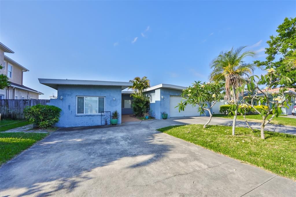 Recently Sold: $800,000 (3 beds, 2 baths, 1761 Square Feet)