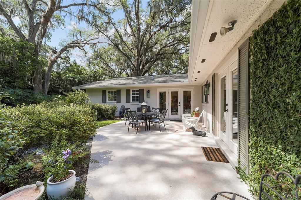 Recently Sold: $450,000 (4 beds, 2 baths, 2586 Square Feet)