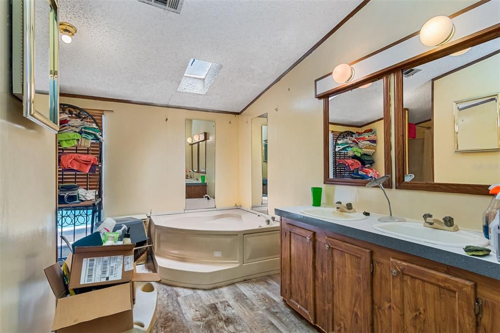 最近售出: $175,000 (3 贝兹, 2 浴室, 1572 平方英尺)