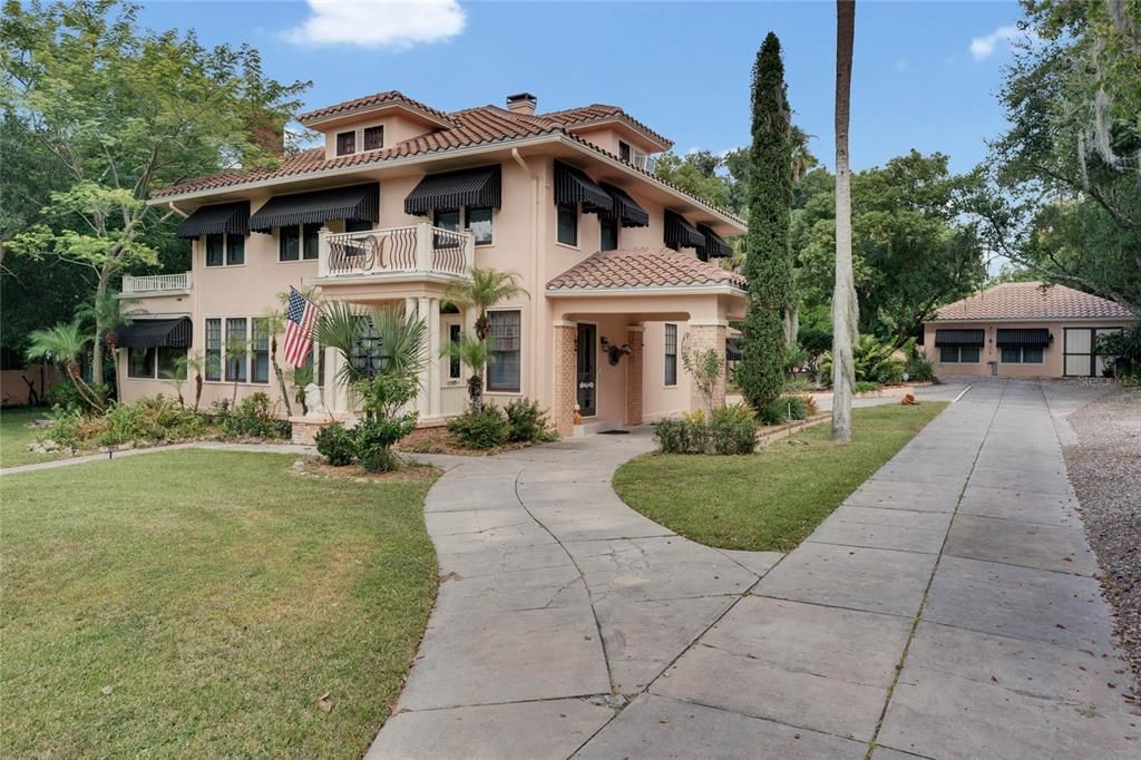Fabulous Historical home in Downtown Mount Dora, just two blocks from the center of town.