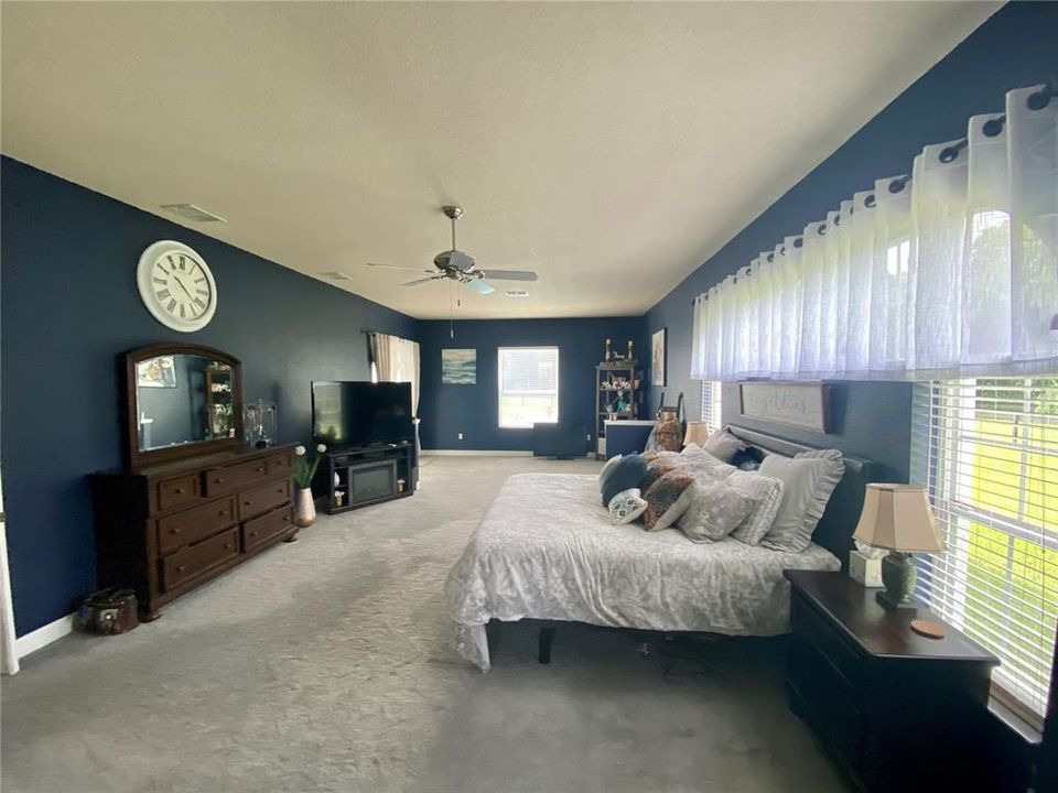 Huge master bedroom with bonus area
