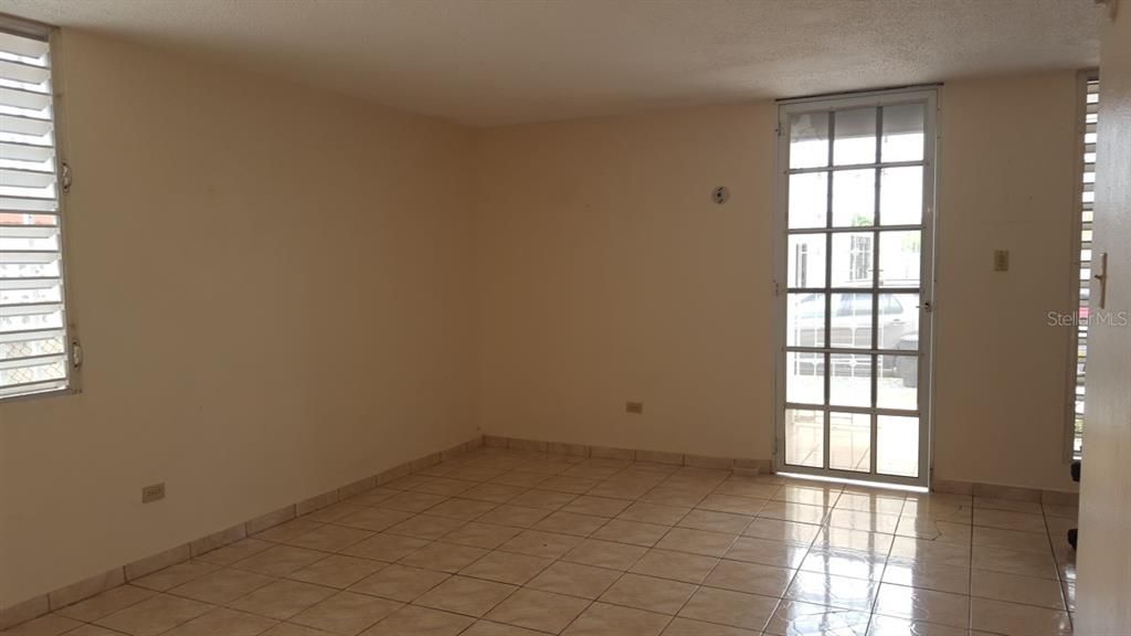 Vendido Recientemente: $120,000 (3 camas, 1 baños, 920 Pies cuadrados)