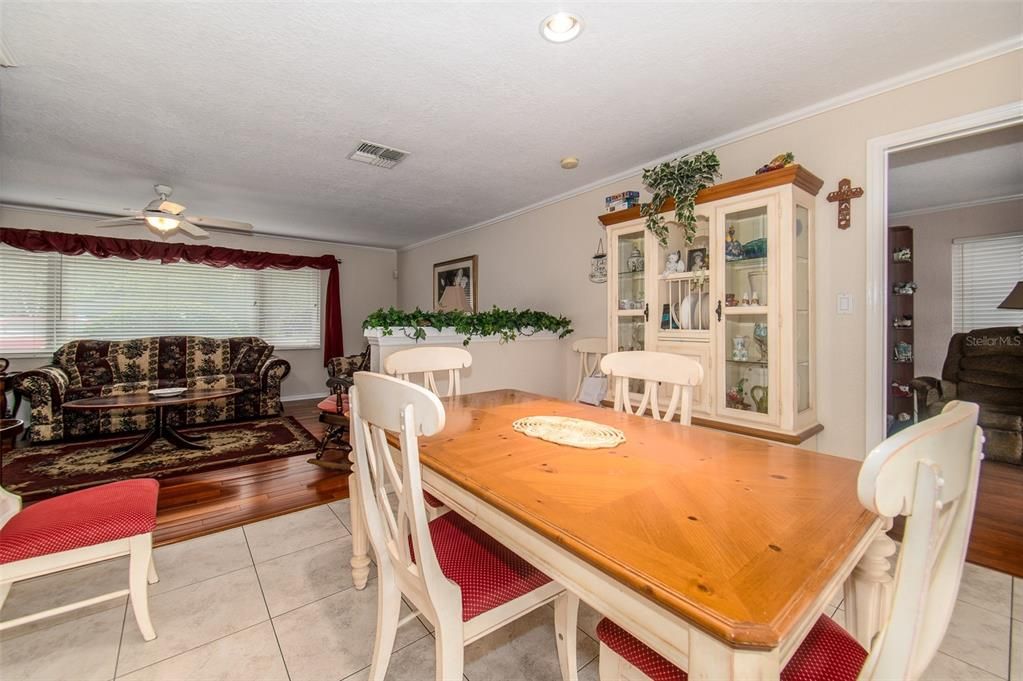 Vendido Recientemente: $729,000 (5 camas, 5 baños, 4463 Pies cuadrados)