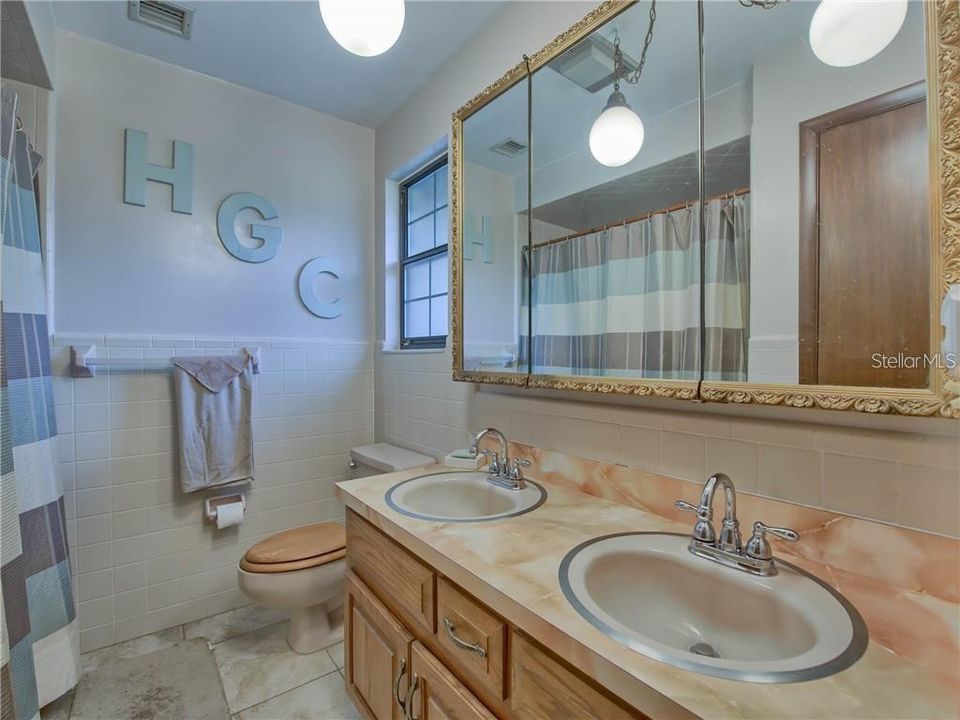 最近售出: $748,000 (3 贝兹, 2 浴室, 2265 平方英尺)
