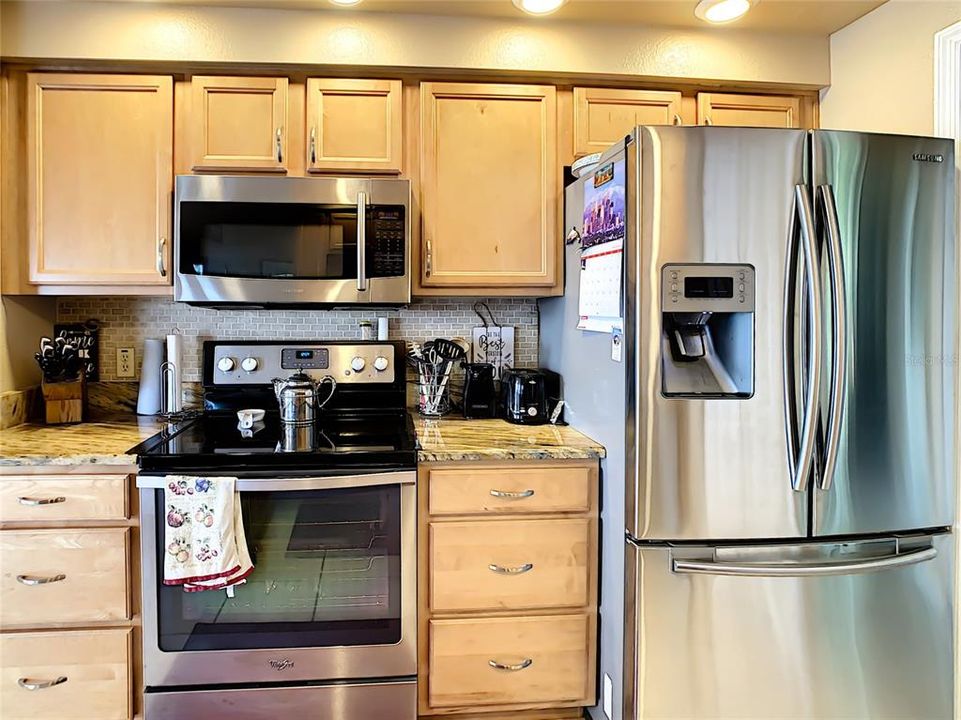STAINLESS STEEL APPLIANCES... LOOK AT THAT HUGE REFRIGERATOR!