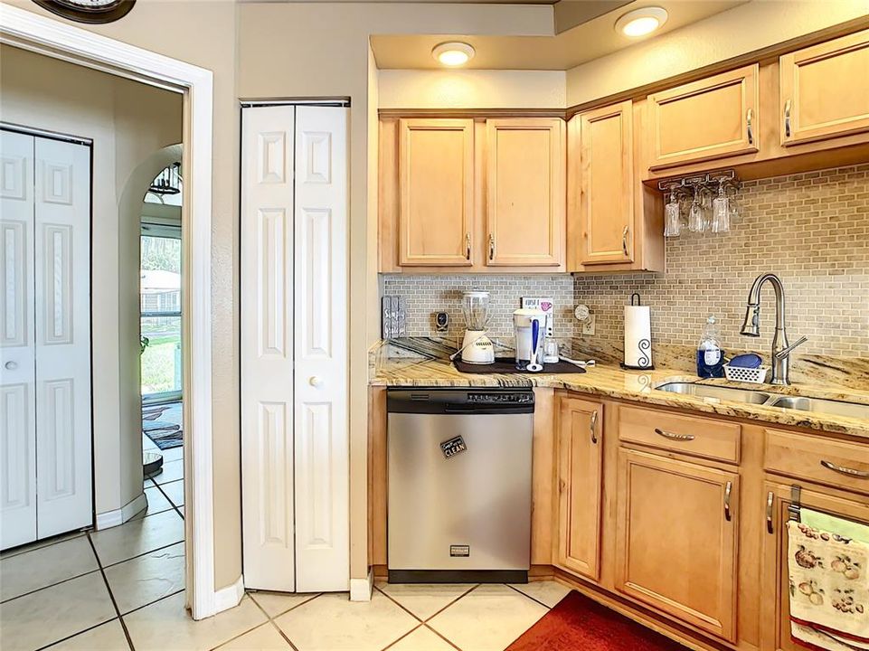 PLENTY OF CABINET AND STORAGE SPACE IN THIS KITCHEN!