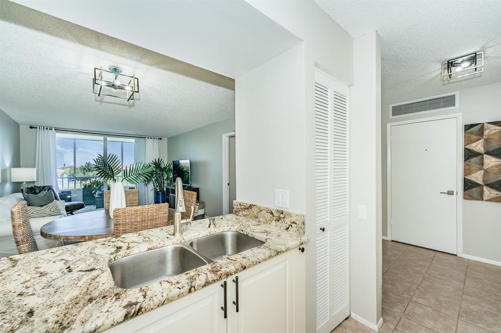 Recently Sold: $155,000 (1 beds, 1 baths, 740 Square Feet)