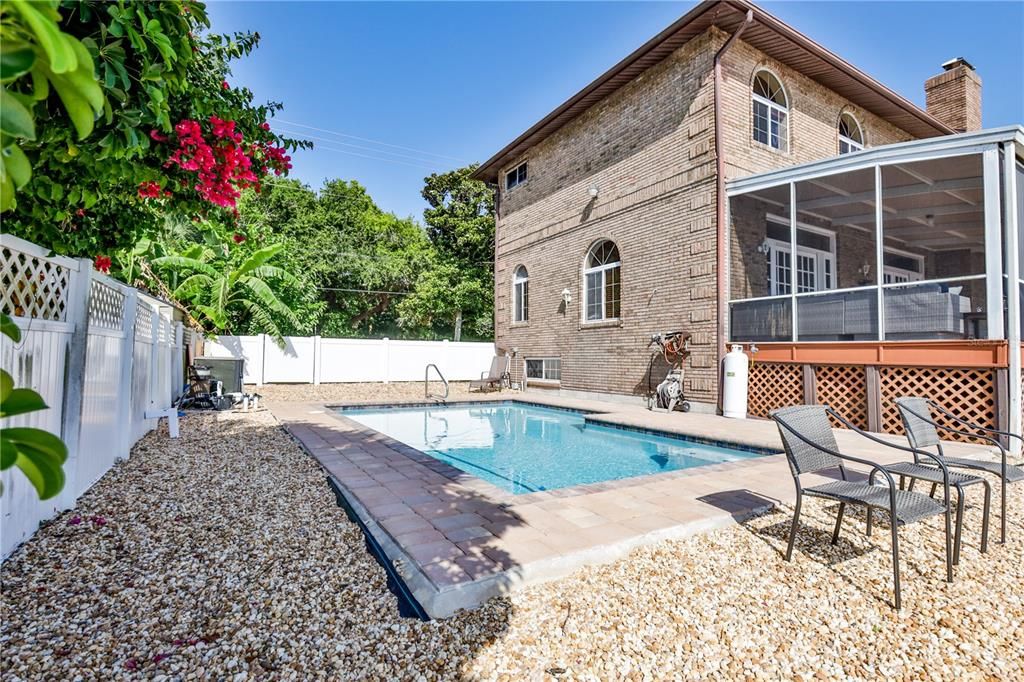 Recently Sold: $1,050,000 (5 beds, 3 baths, 3808 Square Feet)