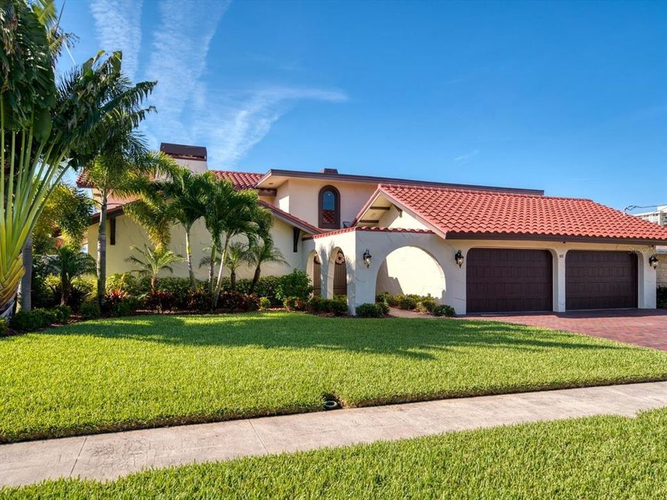 Recently Sold: $2,200,000 (5 beds, 3 baths, 3824 Square Feet)