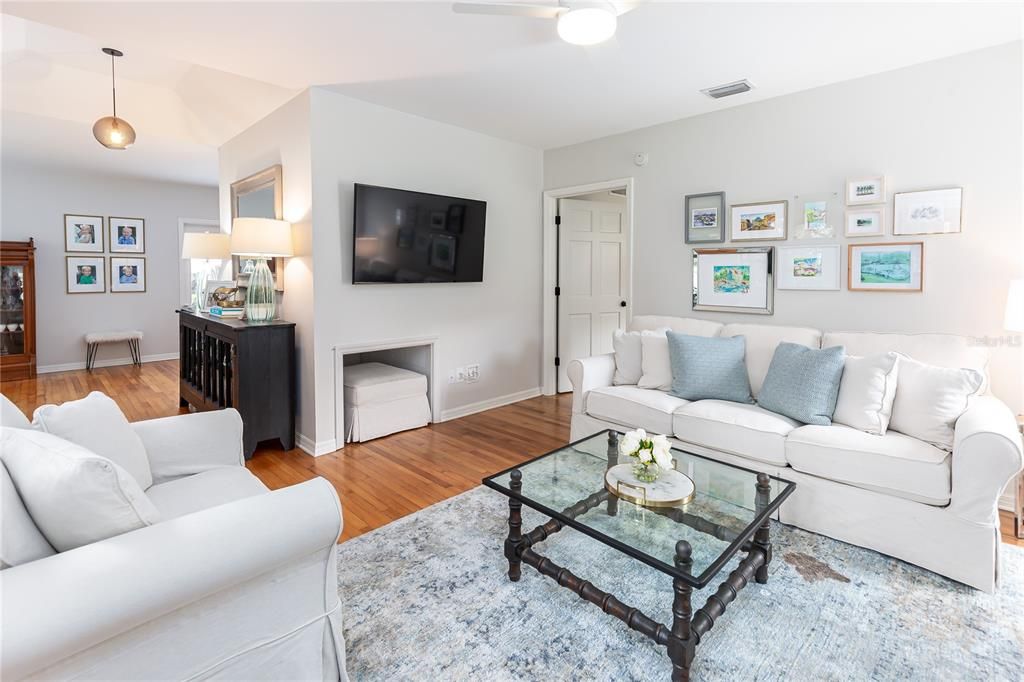 Recently Sold: $575,000 (3 beds, 3 baths, 1421 Square Feet)