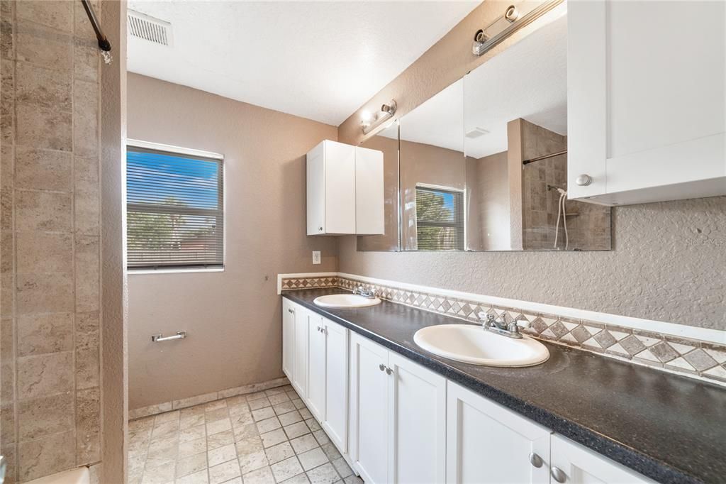 Recently Sold: $250,000 (3 beds, 1 baths, 1187 Square Feet)