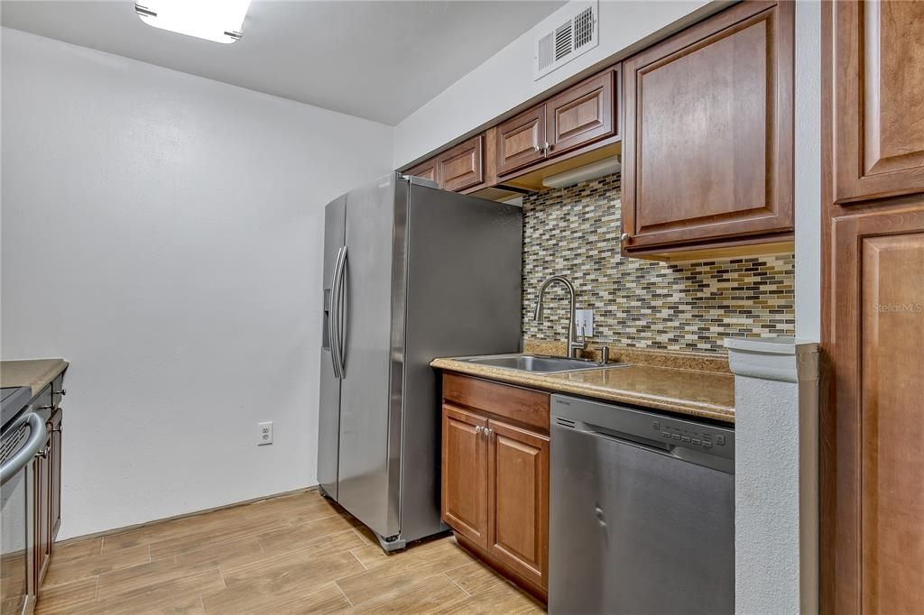 Recently Sold: $144,900 (2 beds, 1 baths, 1081 Square Feet)