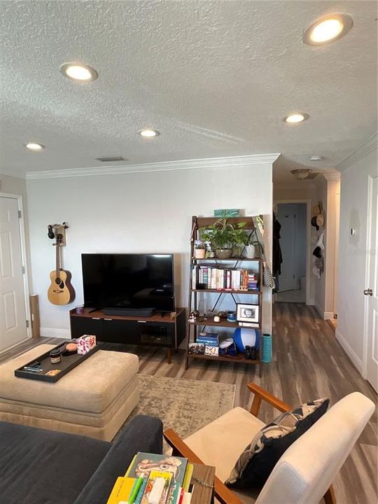 Active With Contract: $2,400 (1 beds, 1 baths, 646 Square Feet)