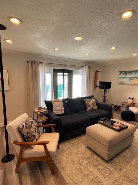 Active With Contract: $2,400 (1 beds, 1 baths, 646 Square Feet)