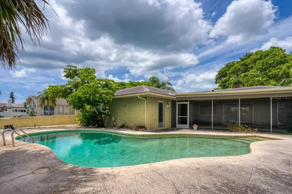 Recently Sold: $1,000,000 (3 beds, 2 baths, 2072 Square Feet)