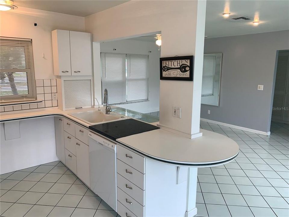 Recently Sold: $250,000 (2 beds, 1 baths, 919 Square Feet)