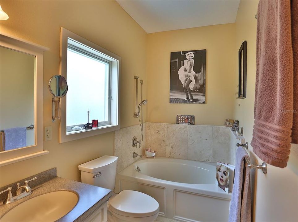 最近售出: $370,000 (3 贝兹, 2 浴室, 2226 平方英尺)