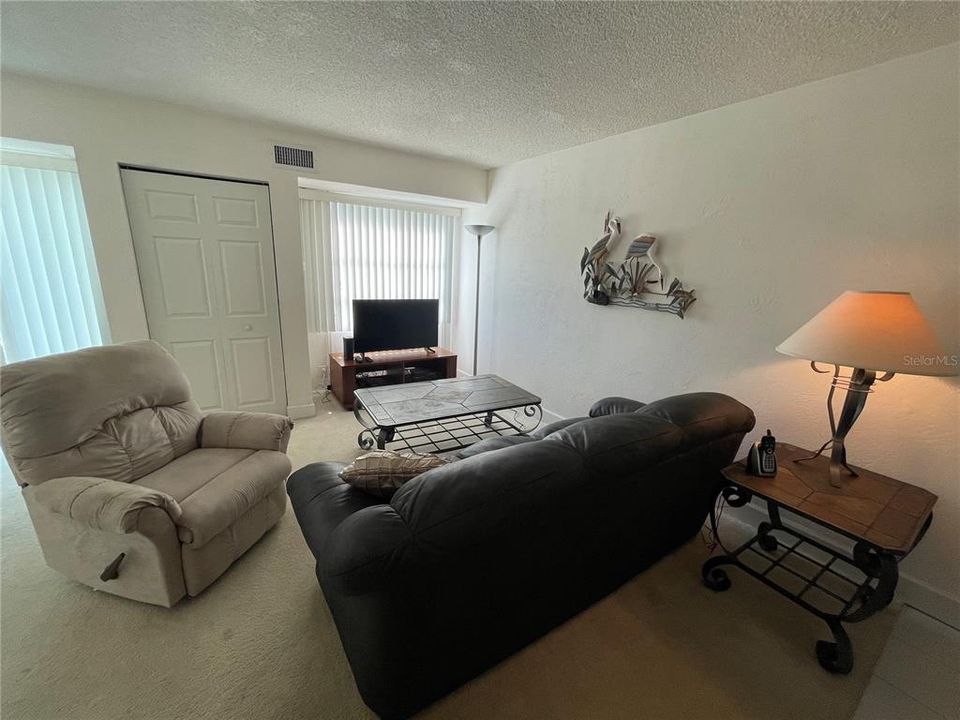 Recently Sold: $105,000 (2 beds, 1 baths, 887 Square Feet)