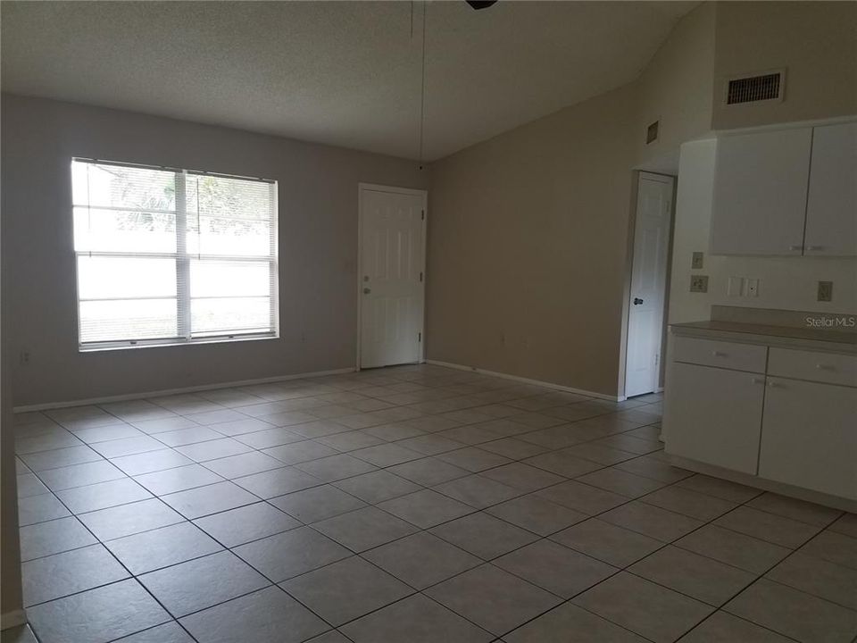 Recently Rented: $1,300 (3 beds, 2 baths, 980 Square Feet)