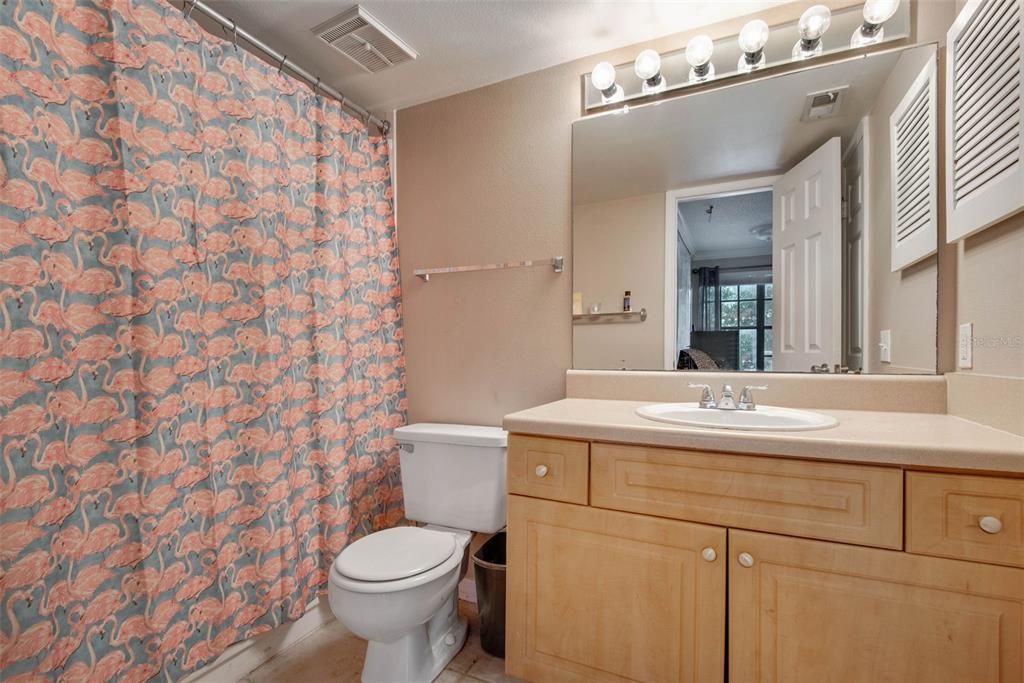 最近售出: $140,000 (1 贝兹, 1 浴室, 631 平方英尺)