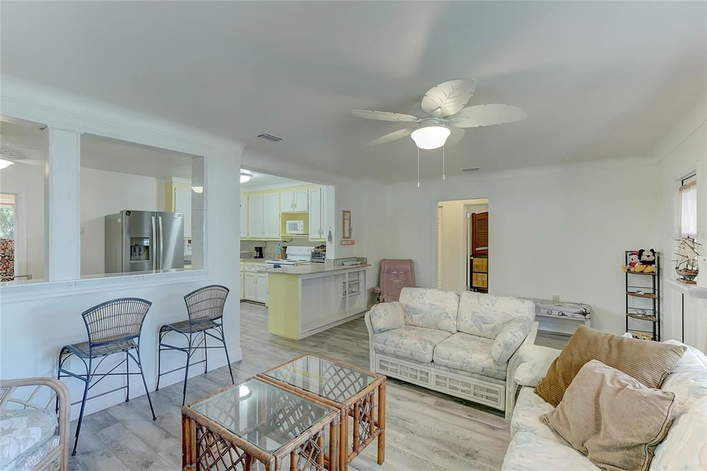 Recently Sold: $399,000 (2 beds, 1 baths, 925 Square Feet)