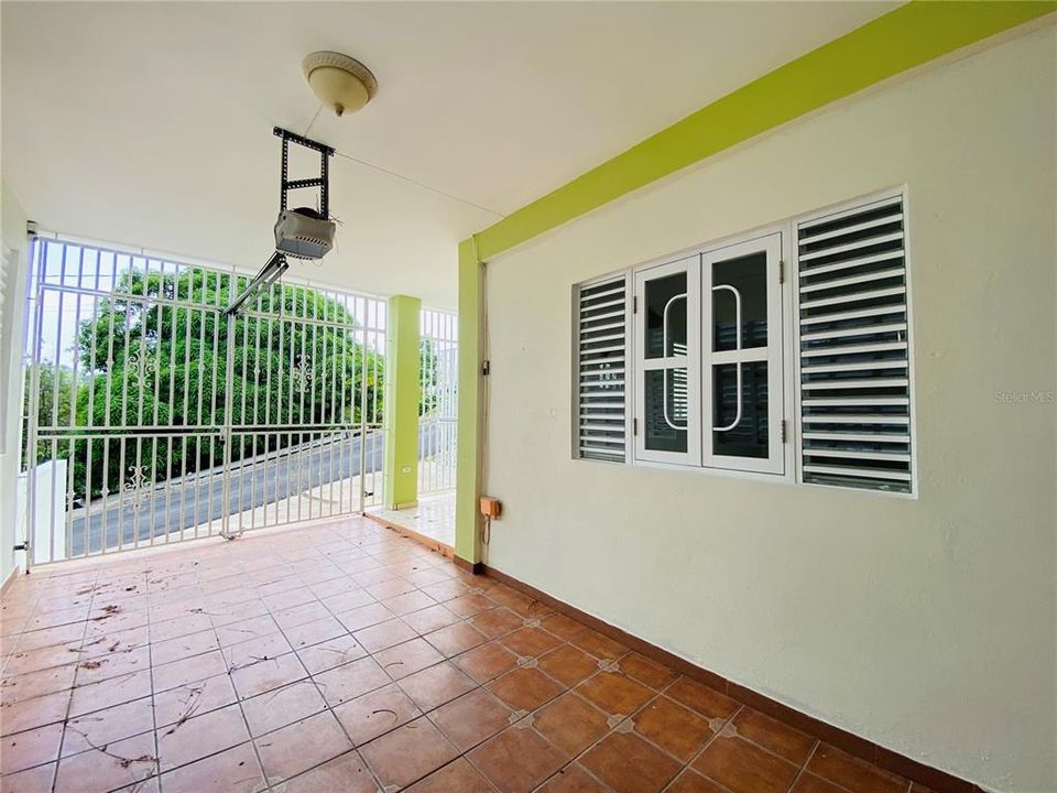 Vendido Recientemente: $220,000 (4 camas, 3 baños, 2200 Pies cuadrados)