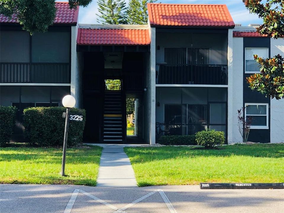 This 2 bedroom, 2 bath, ground floor condo in the beautifully maintained Village Brooke community is conveniently located in the heart of Sarasota.