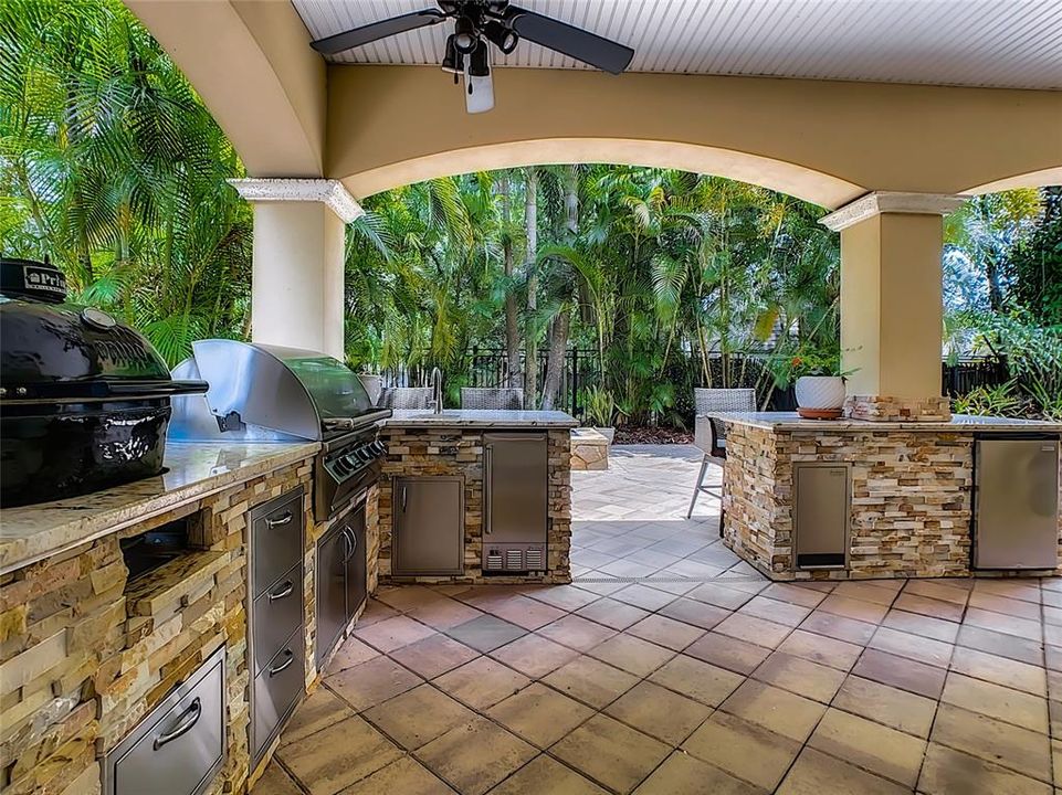 outdoor kitchen/patio