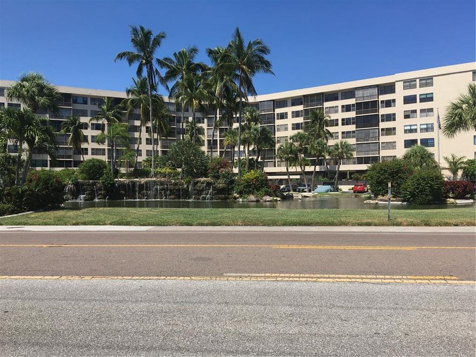 Recently Sold: $325,000 (1 beds, 1 baths, 751 Square Feet)