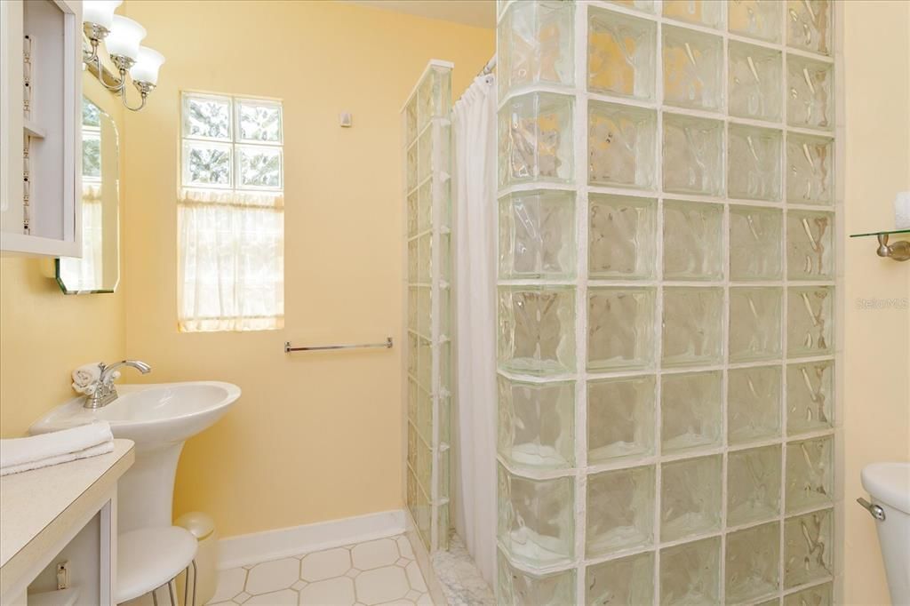 最近售出: $650,000 (3 贝兹, 2 浴室, 1234 平方英尺)