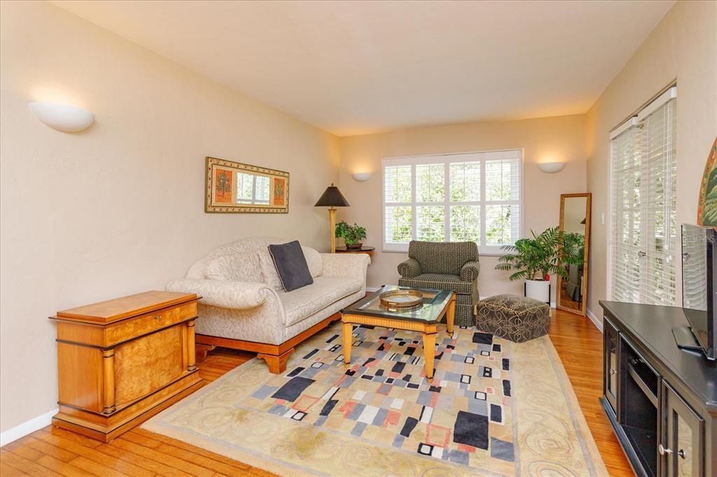 Recently Sold: $650,000 (3 beds, 2 baths, 1234 Square Feet)