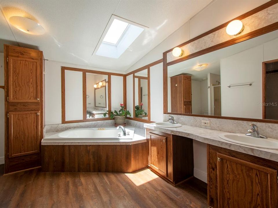 最近售出: $300,000 (3 贝兹, 2 浴室, 1528 平方英尺)