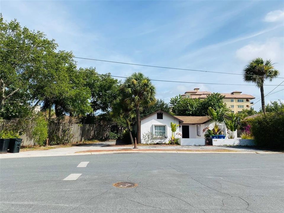 Recently Sold: $500,000 (3 beds, 1 baths, 1204 Square Feet)