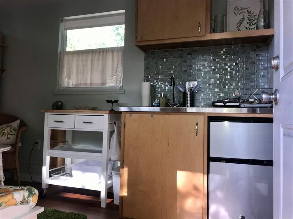 Kitchen, cabinet, refrig/freezer combo, window.