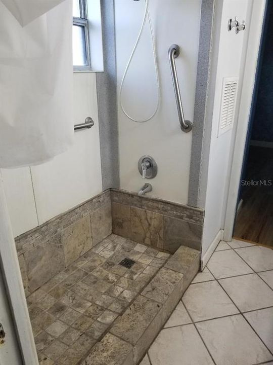 最近租的: $1,400 (2 贝兹, 1 浴室, 1100 平方英尺)