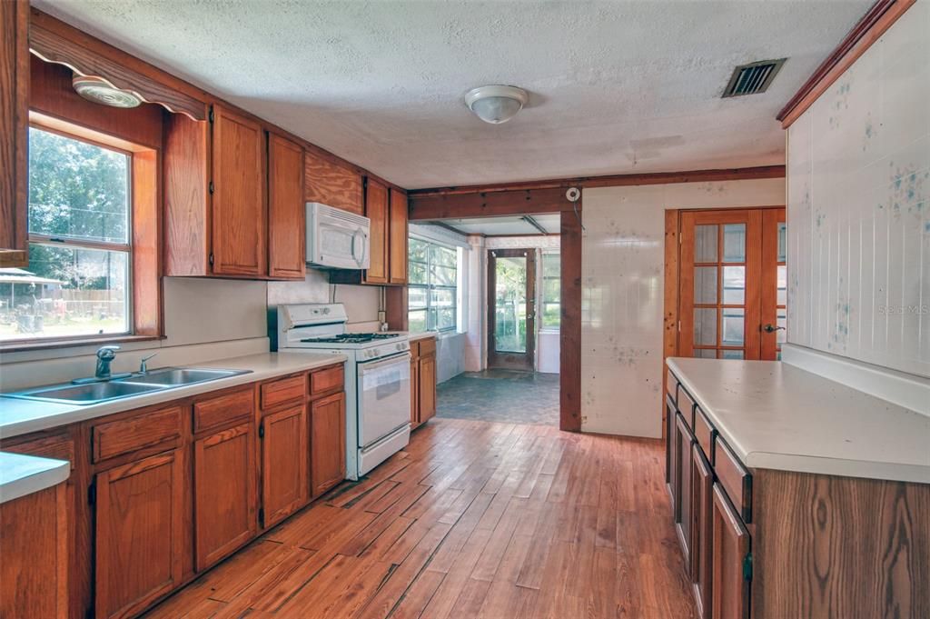 Recently Sold: $99,000 (2 beds, 1 baths, 864 Square Feet)