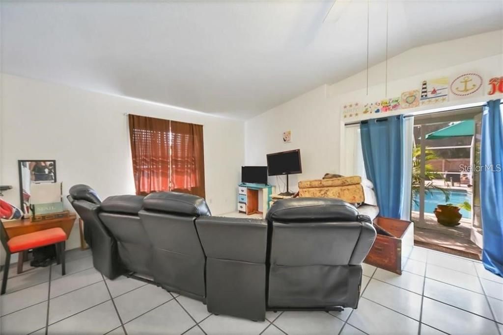 Vendido Recientemente: $309,500 (4 camas, 3 baños, 2259 Pies cuadrados)