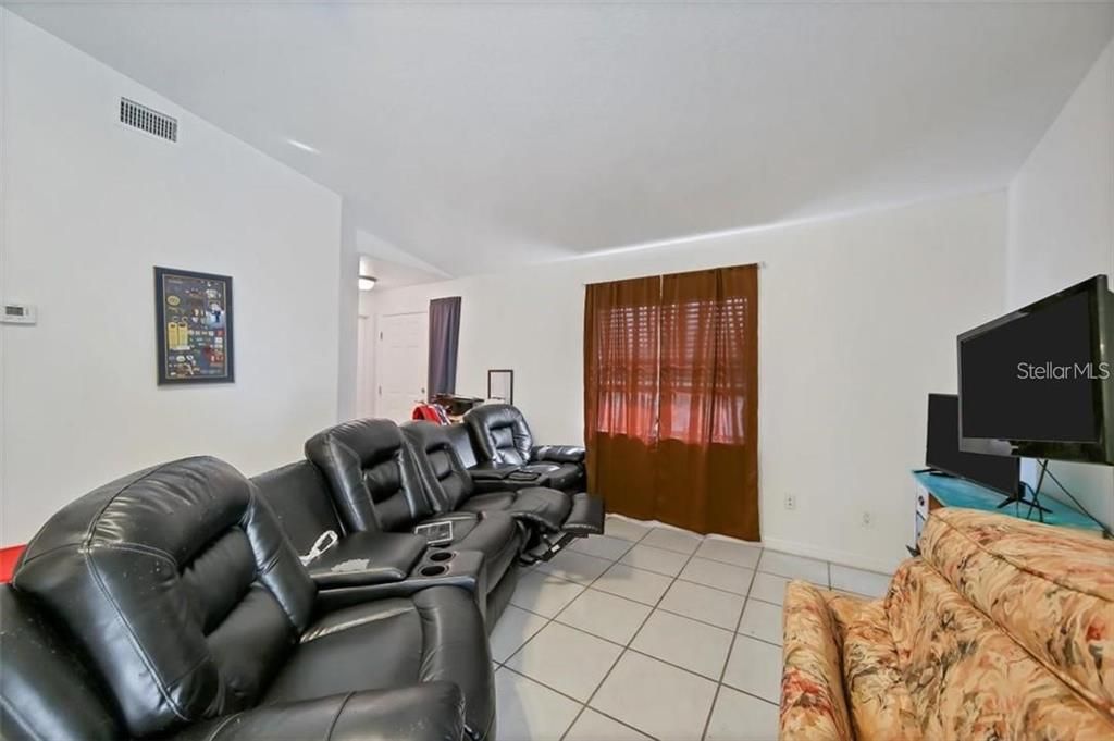 Vendido Recientemente: $309,500 (4 camas, 3 baños, 2259 Pies cuadrados)