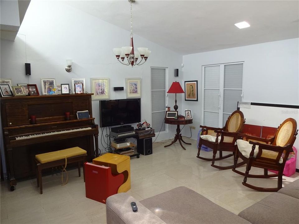 Vendido Recientemente: $315,000 (3 camas, 2 baños, 2505 Pies cuadrados)