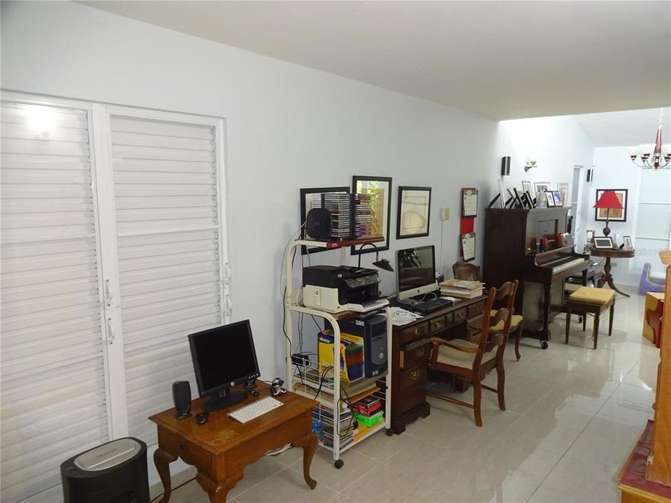 Vendido Recientemente: $315,000 (3 camas, 2 baños, 2505 Pies cuadrados)