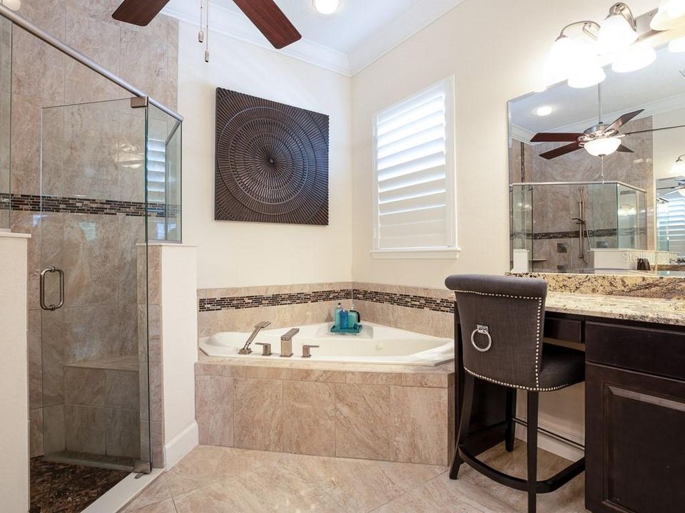 Master Bath w Jetted Soaker Tub