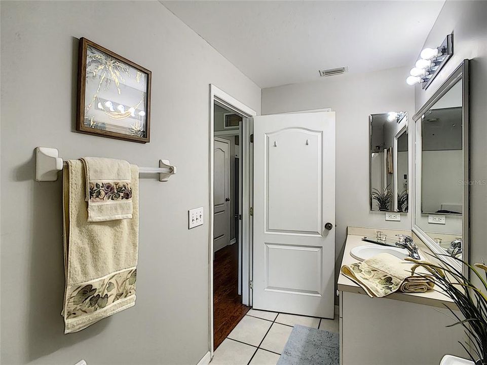 最近售出: $247,500 (3 贝兹, 2 浴室, 1401 平方英尺)