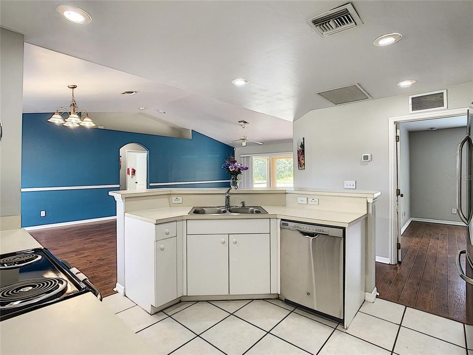 Recently Sold: $247,500 (3 beds, 2 baths, 1401 Square Feet)