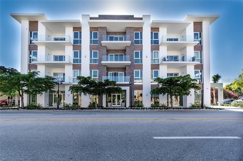 Recently Sold: $645,000 (2 beds, 2 baths, 1105 Square Feet)