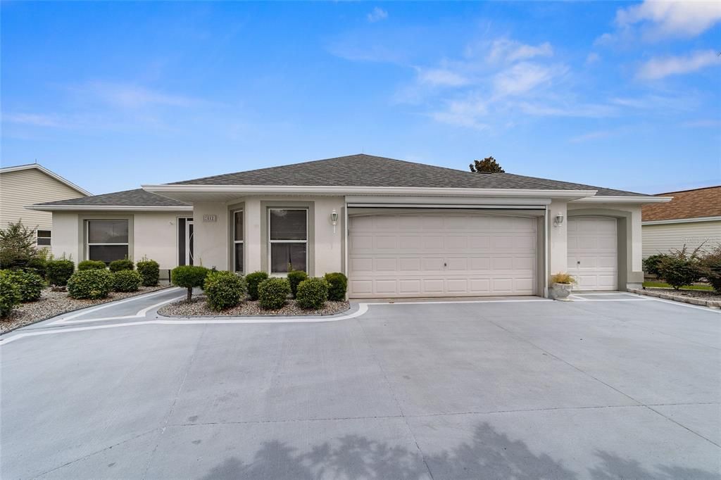 Beautiful Jasmine designer with golf cart garage and Florida Room