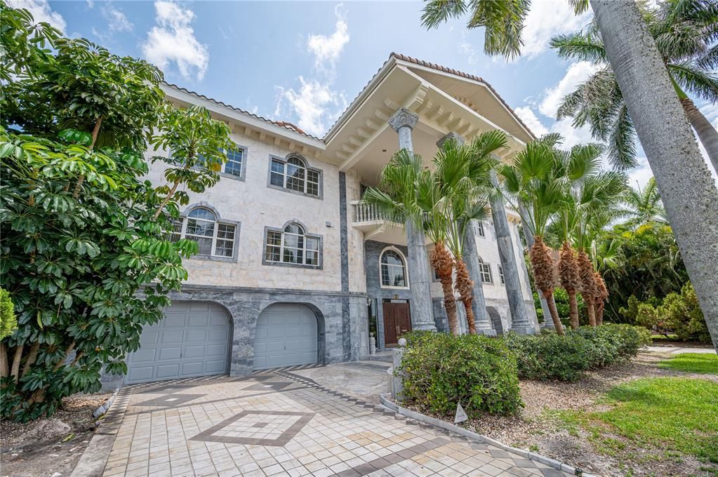 Recently Sold: $3,500,000 (6 beds, 7 baths, 5912 Square Feet)