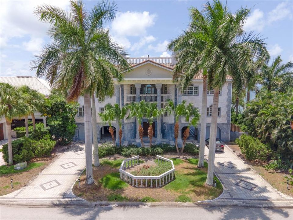 Recently Sold: $3,500,000 (6 beds, 7 baths, 5912 Square Feet)