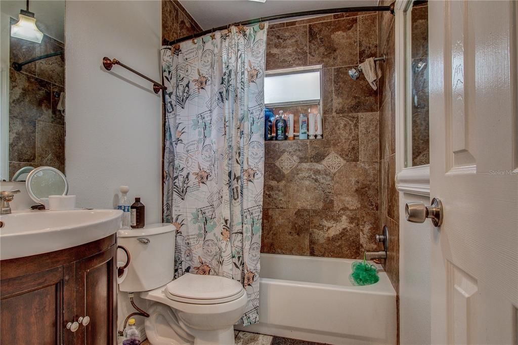 最近售出: $135,000 (3 贝兹, 1 浴室, 1456 平方英尺)